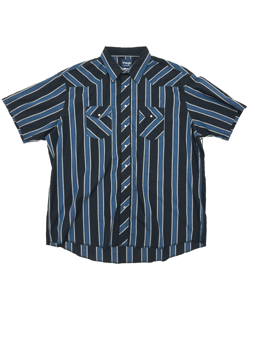 Vintage 90s Wrangler striped shirt with pearl snap buttons, capturing the classic western style. Ideal for those who love retro fashion.